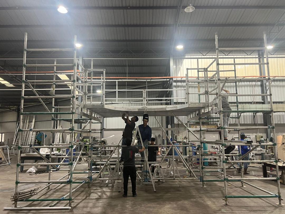 Scaffold support structure for a suspended installation